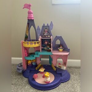 Little People castle with 6 characters